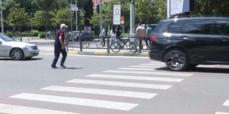 Policia nis gjobitjen e këmbësorëve që shkelin rregullat e trafikut