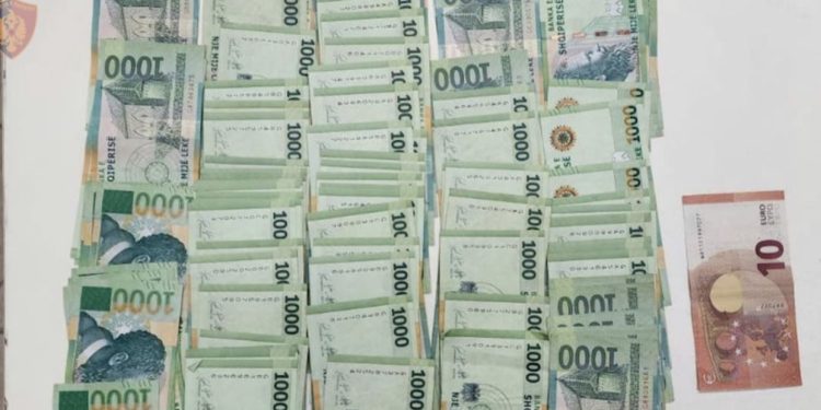 I vodhi në mënyrë të vazhdueshme para babait të tij, pranga 18-vjeçarit në Tiranë