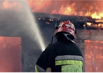 Tym, flakë dhe panik! Një i vdekur brenda shtëpisë