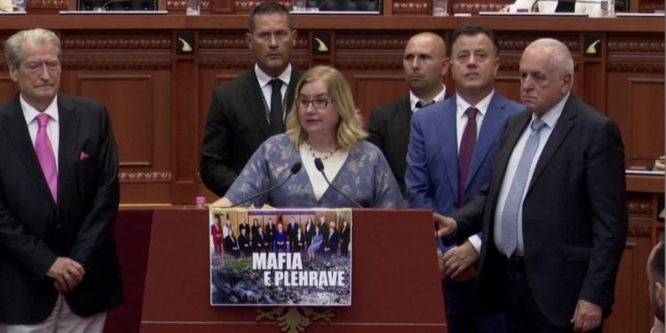 LIVE-Garda futet në parlament! Deputetja e PD-së: Studentët të vijnë brenda