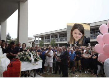 Humbi jetën në aksident / Qindra shqiptarë e italianë përcjellin me lule të bardha 6-vjeçaren Leila Kurti, në varrim edhe shokët e klasës