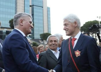 Nga skena e Babos për Clinton, përdhelja e Belës te porositë e Gaz Bardhit që të bërtisja poshtë Ruçi e Dokle…