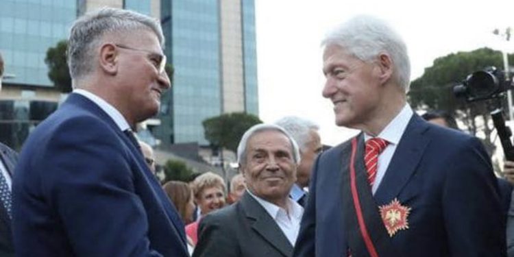 Nga skena e Babos për Clinton, përdhelja e Belës te porositë e Gaz Bardhit që të bërtisja poshtë Ruçi e Dokle…