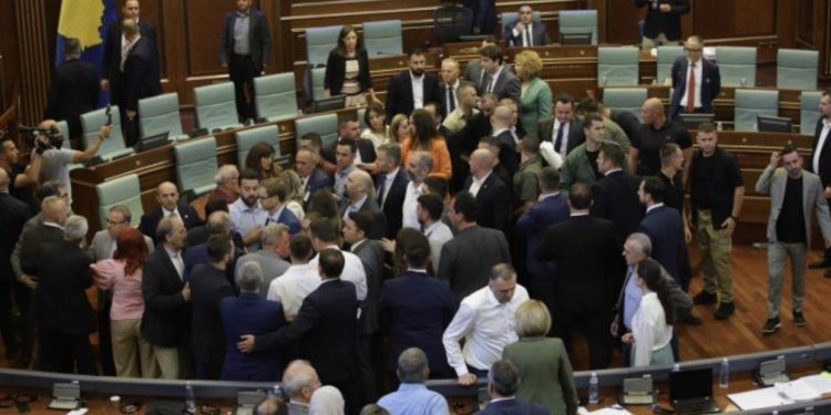 VIDEO/ Çadra dhe ujë drejt Kurtit! Si nisi dhe u mbyll rrahja masive mes deputetëve?