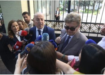 Avokati i Ahmetajt nxehet me gazetarët: Ej, ej, ej! Moj gocë…! Nuk dua…më mbytët!