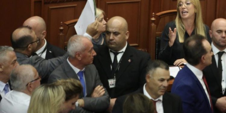 FOTOLAJM: Krifca përplaset me Korreshin, garda u hyn në mes