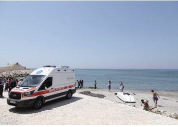 Turisti ngelet mes dallgëve të detit! Turren me vrap vrojtues dhe pushues