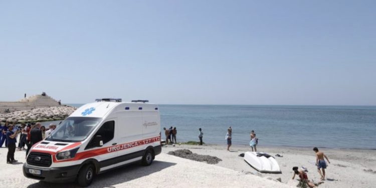 Turisti ngelet mes dallgëve të detit! Turren me vrap vrojtues dhe pushues