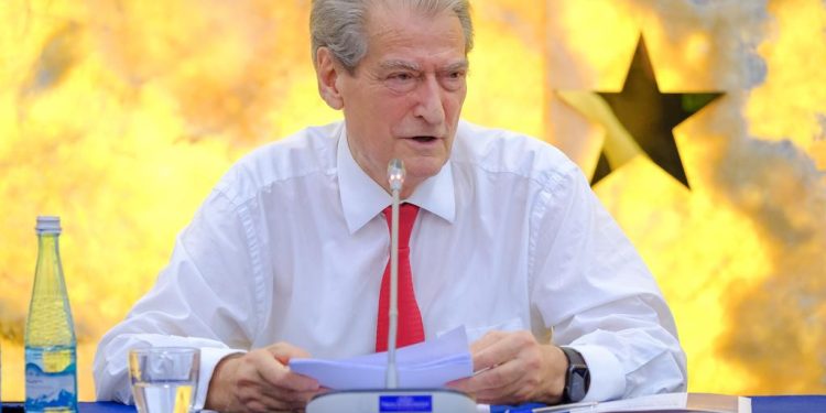 Berisha: Mafia e Sorosit drejton të gjithë artilerinë e shpifjeve dhe trillimeve ndaj fëmijëve të mi