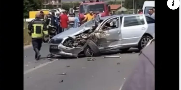 VIDEO/ Makina copë-copë, humb jetën në aksident një burrë