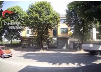 VIDEO/ Përplasje me armë në mes të ditës mes grupeve rivale, kamerat fiksojnë gjithçka