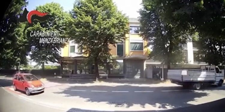 VIDEO/ Përplasje me armë në mes të ditës mes grupeve rivale, kamerat fiksojnë gjithçka