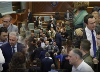 VIDEO-Grushte dhe shkelma! Rrahje masive mes deputetëve në Kuvend