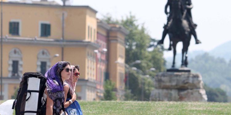 Po vjen anticikloni afrikan! Si do të jetë moti në fundjavë?