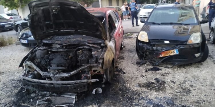 Digjen tre makina në Vlorë, zjarri dyshohet i qëllimshëm