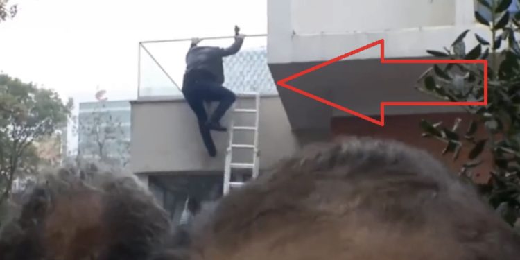 Tragjike në Greqi, bie nga shkallët teksa punonte, vdes shqiptari