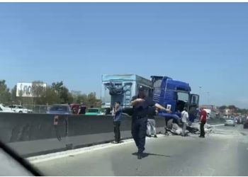 Përplasen dy kamionë, bllokohet autostrada Tiranë-Durrës