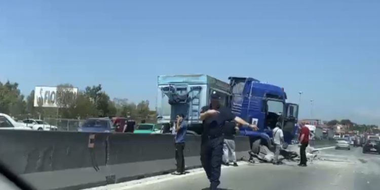 Përplasen dy kamionë, bllokohet autostrada Tiranë-Durrës