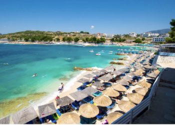 Hotelet e Ksamilit ankohen për biznesmenët e shezlongeve: E kanë çuar çmimin barazim me dhomën, po largohen turistët