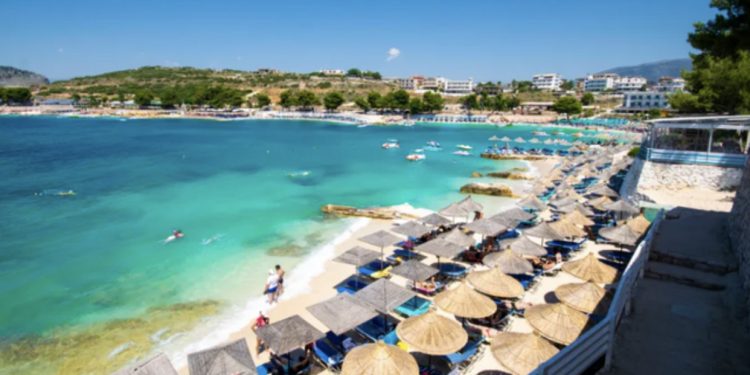 Hotelet e Ksamilit ankohen për biznesmenët e shezlongeve: E kanë çuar çmimin barazim me dhomën, po largohen turistët