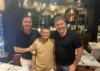 FOTO: Miliarderi kinez në Shqipëri, fotografohet pranë kryeministrisë