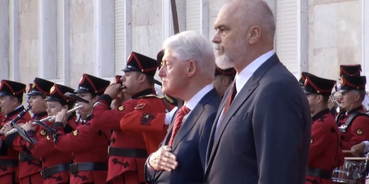 LIVE-Rama: Clinton çliroi Kosovën dhe hapi një epokë të re për “fuçinë e barutit”
