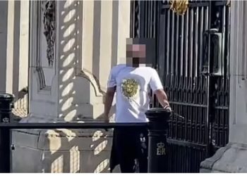 Alarm në Pallatin Buckingham, burri prangoset tek porta dhe kërcënon se do lëndojë veten