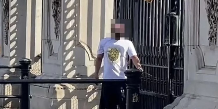 Alarm në Pallatin Buckingham, burri prangoset tek porta dhe kërcënon se do lëndojë veten