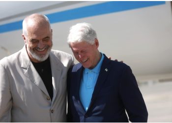 Fotoja e parë e Bill Clinton në Shqipëri, Rama: Miku i përjetshëm i kombit