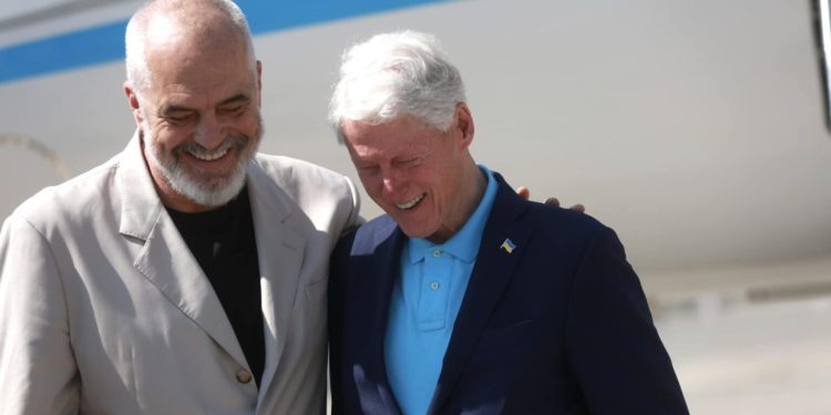 Fotoja e parë e Bill Clinton në Shqipëri, Rama: Miku i përjetshëm i kombit