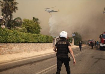 FOTO/ Shpërthejnë vatra të mëdha zjarri në Greqi! Digjen disa banesa, nisin evakuimet masive