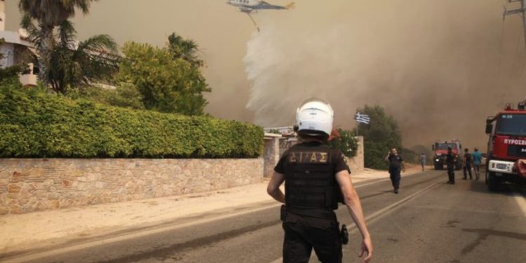 FOTO/ Shpërthejnë vatra të mëdha zjarri në Greqi! Digjen disa banesa, nisin evakuimet masive