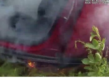 VIDEO/ E bllokuar mes flakëve në makinë, shpëtohet nga polici hero