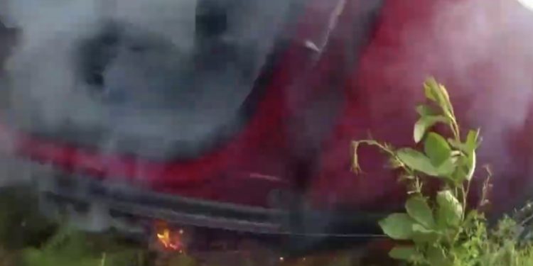 VIDEO/ E bllokuar mes flakëve në makinë, shpëtohet nga polici hero