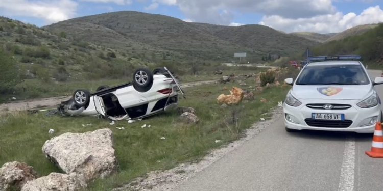 Thellohet bilanci në Tiranë! Makina në humnerë, dy të vdekur