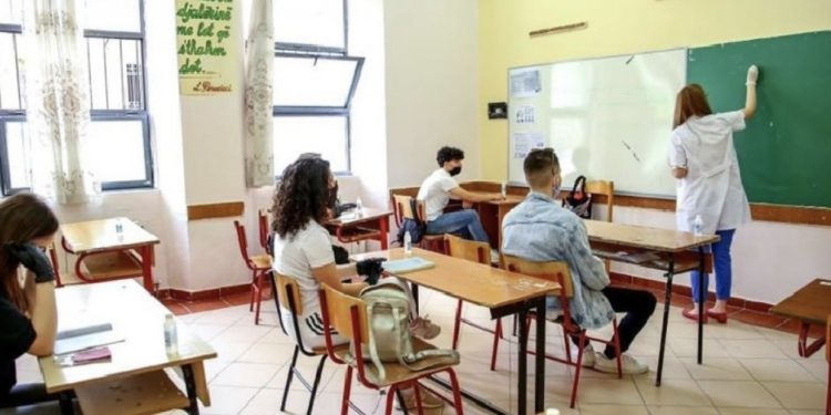 Ndryshime për vitin e ri shkollor/ Ulet numri mesatar i nxënësve në klasa, shkollat do të kenë 3 nëndrejtorë