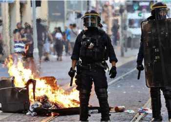 “Kush i pret të dyja duart, 1200 euro shpërblim”, burg të riut që bëri thirrje për vrasjen e policit në Francë