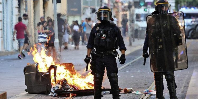 “Kush i pret të dyja duart, 1200 euro shpërblim”, burg të riut që bëri thirrje për vrasjen e policit në Francë