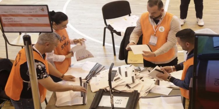 Procesi i numërimit të votave në Rrogozhinë, ja rezultati i 38 nga 54 kutitë
