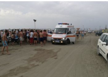 7-vjeçaren e merr dallga në Shëngjin! Vrapojnë turistët për ta kapur