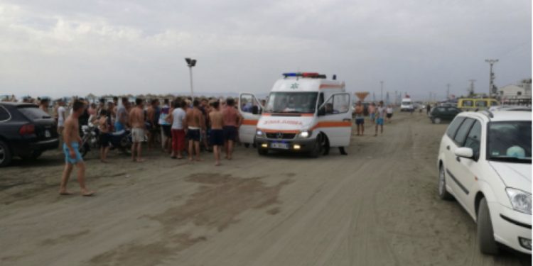 7-vjeçaren e merr dallga në Shëngjin! Vrapojnë turistët për ta kapur