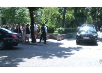 Ku e kaloi natën dhe çfarë po bën Bill Clinton sot në Tiranë?