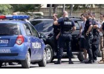 E rëndë në Tiranë/ Gruaja në timon ngre në ajër të moshuarën në vijat e bardha