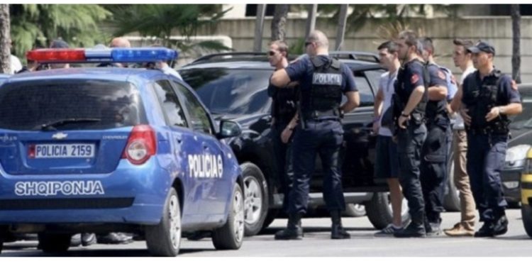 E rëndë në Tiranë/ Gruaja në timon ngre në ajër të moshuarën në vijat e bardha