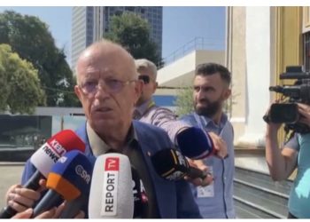 A do arratiseni si Ahmetaj? Deputeti i “sulet” gazetarit: Çfarë lidhje kam unë?!