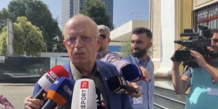 A do arratiseni si Ahmetaj? Deputeti i “sulet” gazetarit: Çfarë lidhje kam unë?!