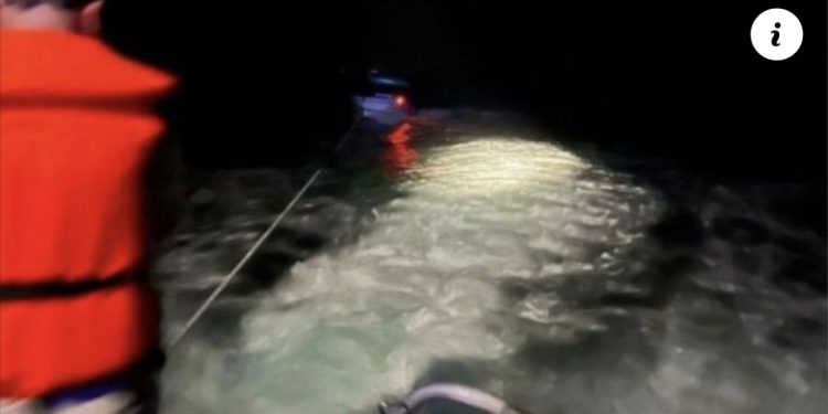 VIDEO/ Në mes të detit, shpëtohen 12 personat e bllokuar pranë “Kepit të Rodonit”