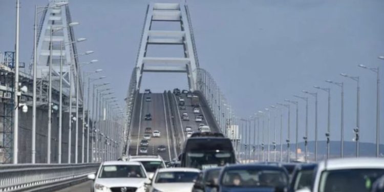 Shpërthime në urën e Krimesë, të paktën dy të vdekur