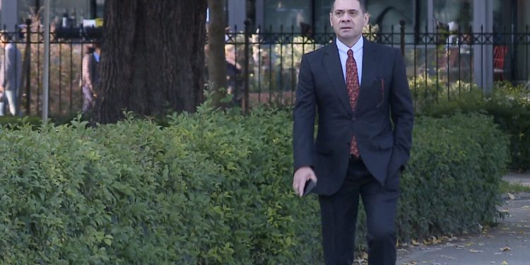 Dy skenarë dhe një lutje! Kush janë tetë (ar) miqtë që do të vendosin fatin e Ahmetajt?