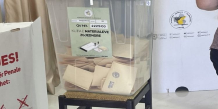 Përfundon procesi i votimit në Rrogozhinë, 1 mijë votues më shumë se në 14 maj